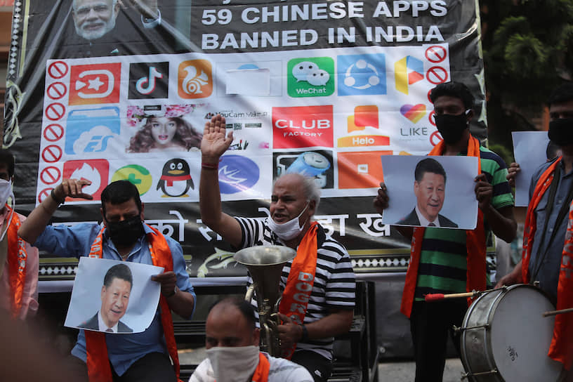 Активисты выкрикивают лозунги против председателя КНР Си Цзиньпина во время акции протеста в Джамму