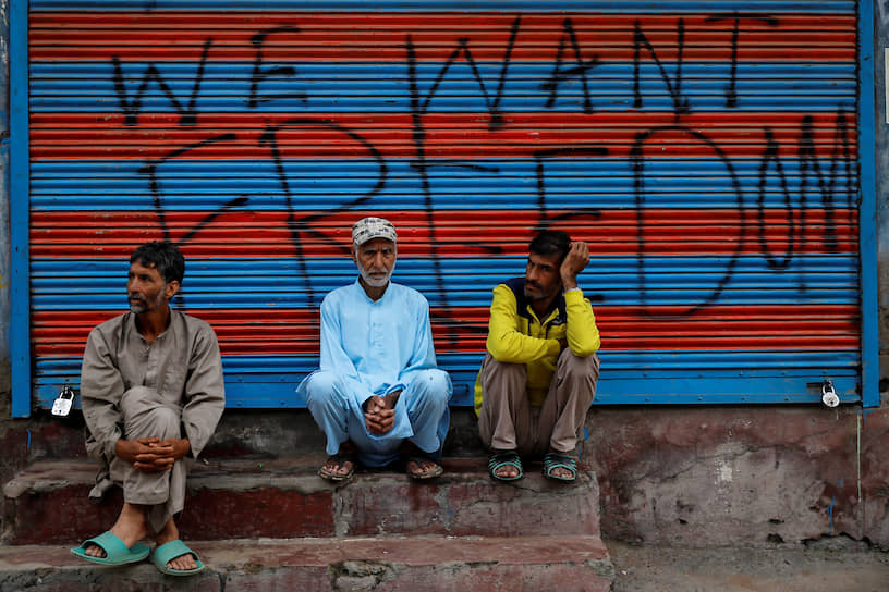 Кашмирские мусульмане перед молитвой в честь праздника Курбан-байрам. После отмены особого статуса Кашмира для мусульман был введен ряд ограничений