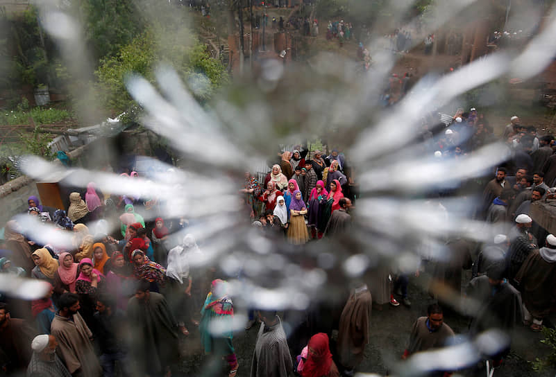 Пулевое отверстие, оставшееся после перестрелки индийских сил безопасности и мусульманских активистов в деревне Туркевангам (Кашмир)