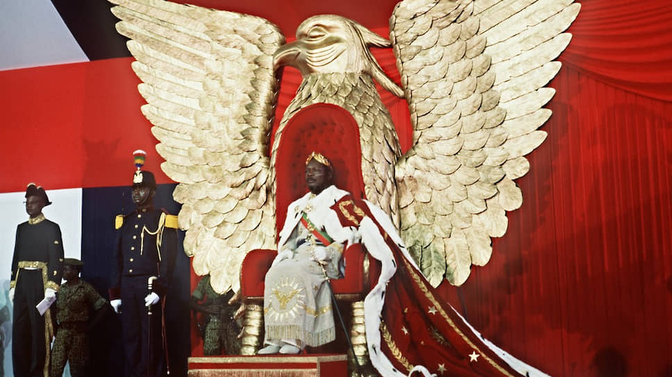 В 1972 году Жан Бедель Бокасса провозгласил себя пожизненным президентом, но уже четыре года спустя передумал и «волей народа» решил стать императором