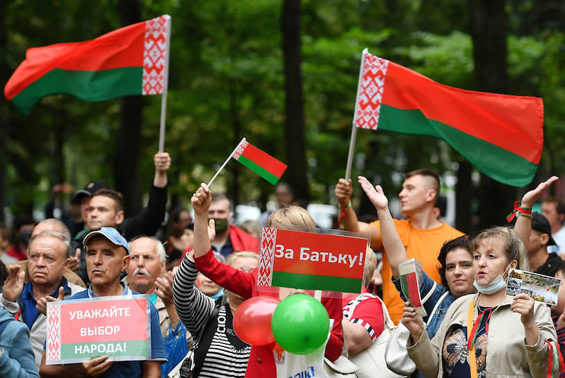 Участники акции в поддержку президента Белоруссии Александра Лукашенко 
