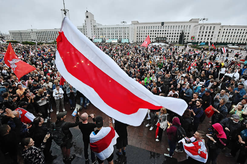Участники акции против официальных результатов президентских выборов в Белоруссии