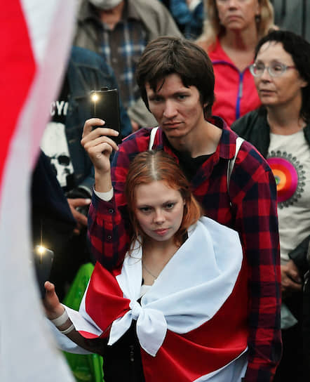 Минск. Участники акции протеста на площади Независимости