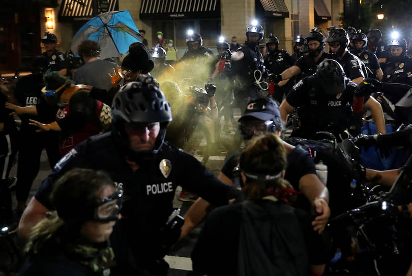 Шарлотт, штат Северная Каролина, США. Полицейские разгоняют протестующих с помощью перцового газа 