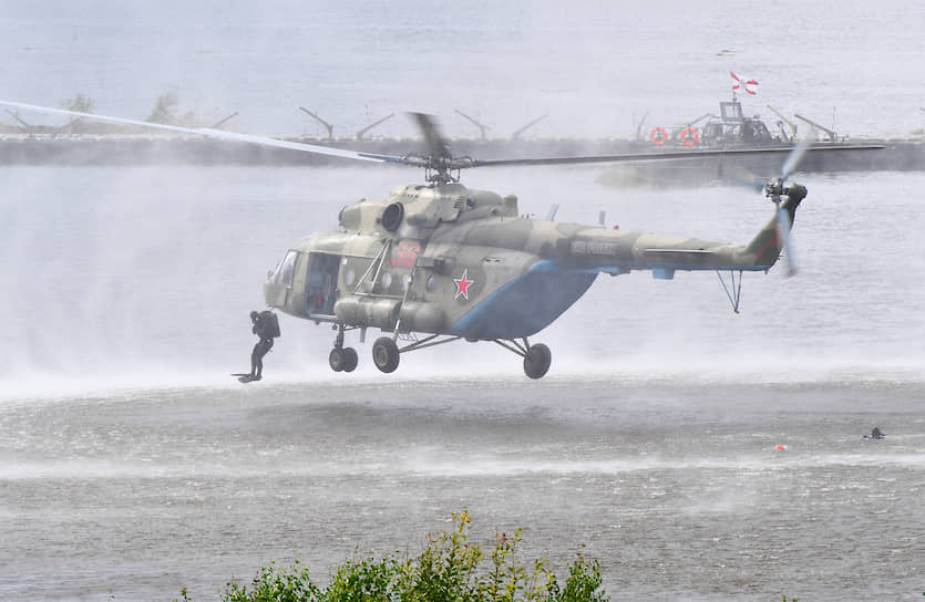 Московская область. Десантирование из вертолета Ми-8 во время показательных выступлений на Армейских международных играх