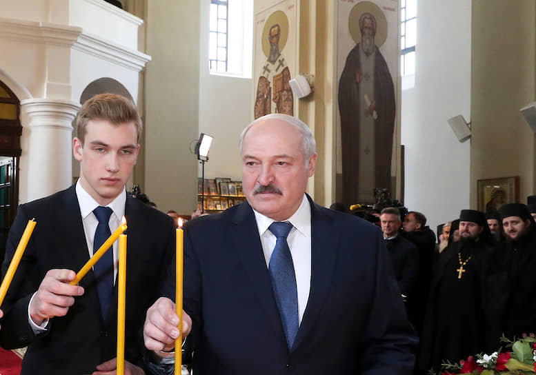 Николай Лукашенко с отцом во время пасхальной службы в церкви деревни Малые Ляды под Минском, 19 апреля 2020 года
