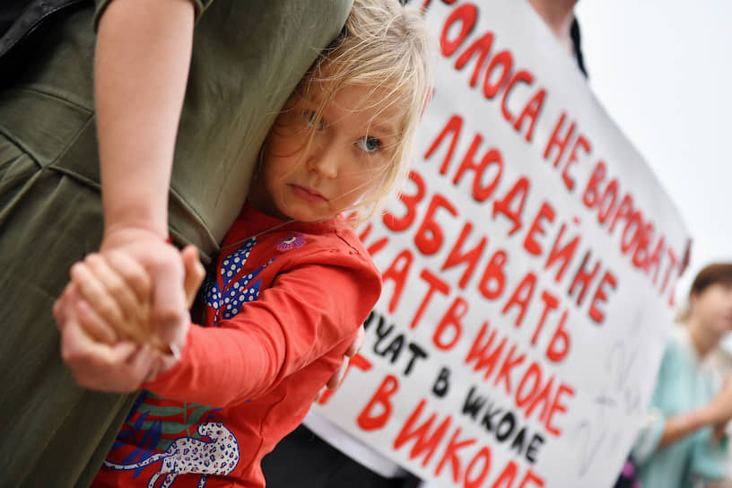 Минск, Белоруссия. Учителя во время акции протеста у здания Минобразования республики 