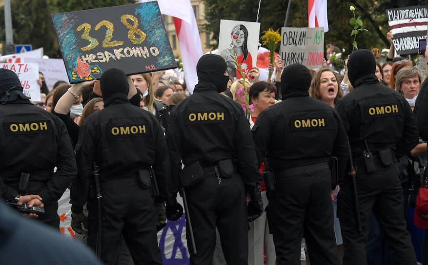 ОМОН и участники протестного марша «женских миротворческих сил» в Минске