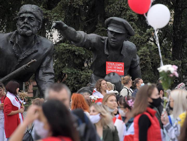 Участники протестного марша «женских миротворческих сил» в Минске