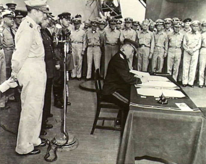 Генерал-лейтенант Кузьма Деревянко подписывает Акт о капитуляции Японии от лица Советского Союза. Линкор ВМС США «Миссури», Токийская бухта, 2 сентября 1945 года