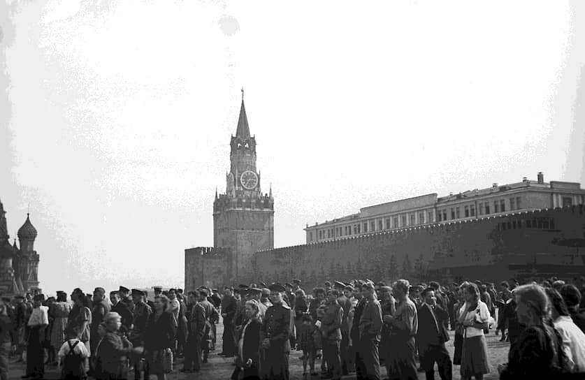 Воскресенье, 2 августа 1945 года. Москва, Красная площадь. По радио транслируется обращение генералиссимуса Советского Союза Иосифа Сталина по поводу победы над Японией