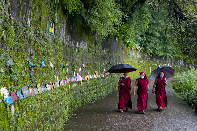Дхарамсала, Индия. Буддийские монахи у резиденции Далай-ламы 