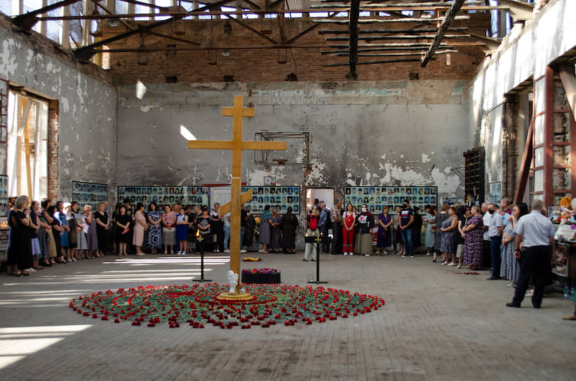 Жители в здании школы № 1 во время акции памяти жертв теракта