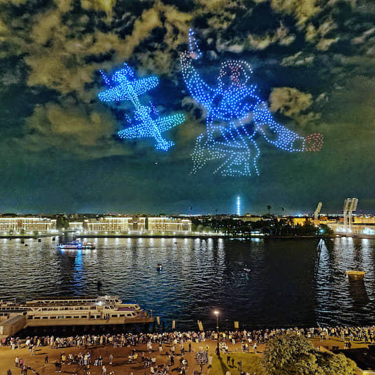 Санкт-Петербург, Россия. Шоу дронов в честь окончания Второй мировой войны