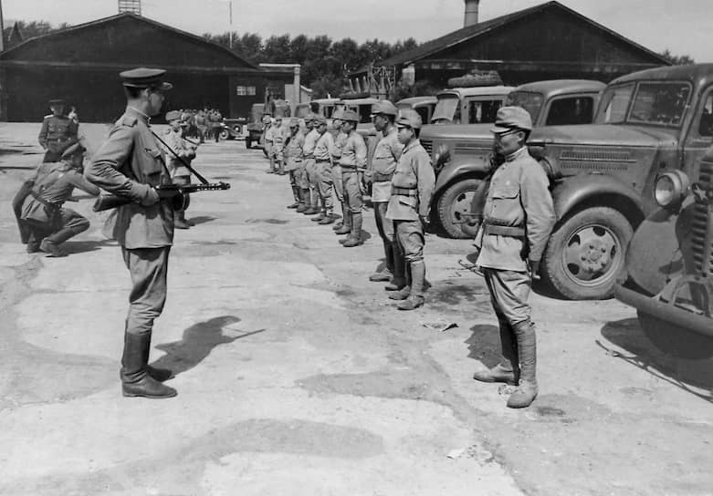 «Сорок лет ждали мы, люди старого поколения, этого дня» (на фото — солдаты японской Квантунской армии сдаются в плен и передают технику победителям. Маньчжурия, сентябрь 1945 года)
