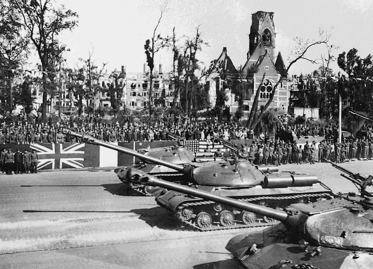 Местом для парада была выбрана площадь у Бранденбургских ворот, здесь в мае 1945-го велись последние бои за столицу Германии. Инициатива его проведения принадлежала маршалу Георгию Жукову