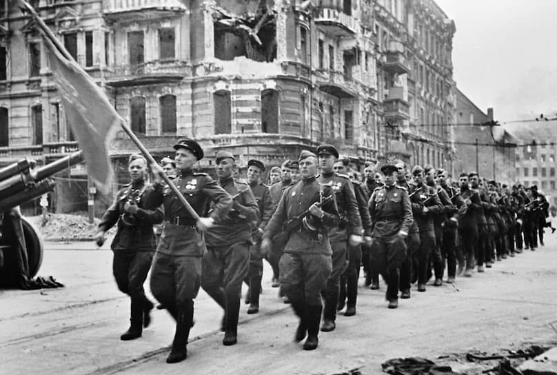 Парадный марш возглавлял советский сводный полк 248-й стрелковой дивизии, штурмовавшей Берлин в составе 5-й ударной армии 1-го Белорусского фронта