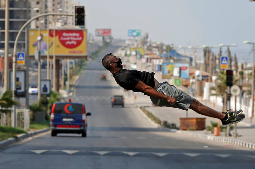 Газа, Палестина. Спортсмен демонстрирует навыки паркура