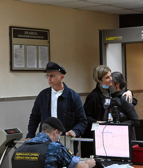 Слева направо: актер Иван Охлобыстин, его жена Оксана Охлобыстина и жена Михаила Ефремова Софья Кругликова