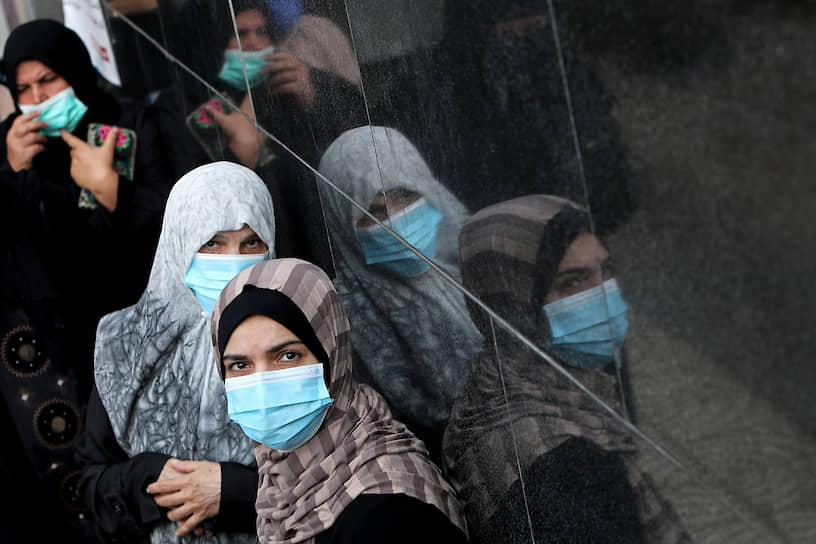 Сектор Газа. Палестинские женщины в очереди за материальной помощью от Катара 