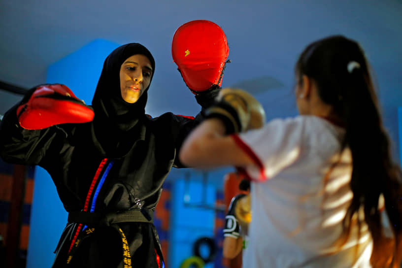 Сана, Йемен. Женщины на боксерской тренировке 