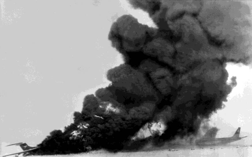 Три угнанных на Доусон Филд самолета были взорваны. Из-за густого дыма на фото не виден Boeing компании TWA