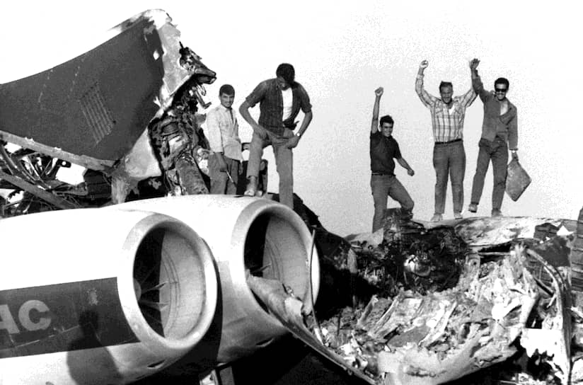 Палестинские боевики на обломках взорванного лайнера компании BOAC