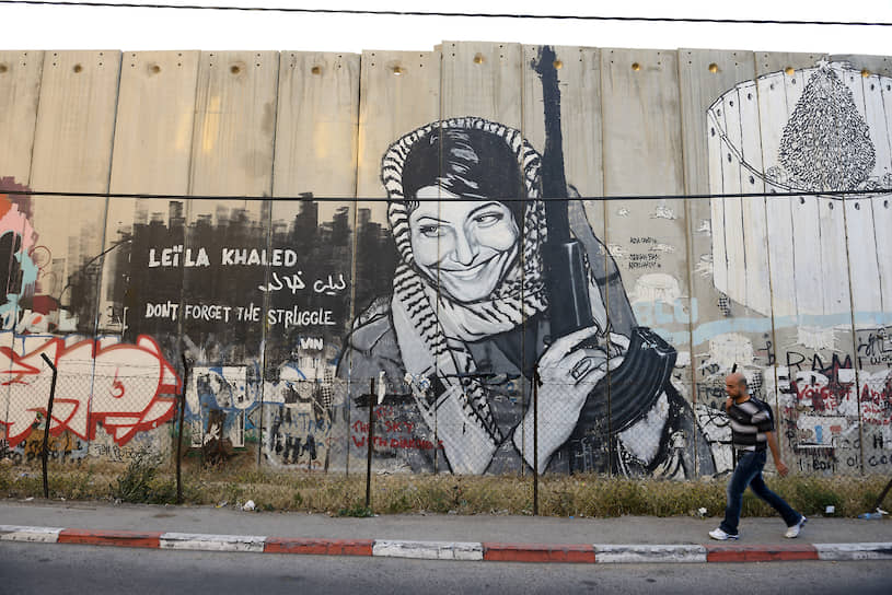 Посвященное Лейле Халид граффити в Вифлееме, на разделительном заборе, отделяющем Израиль от Западного берега реки Иордан