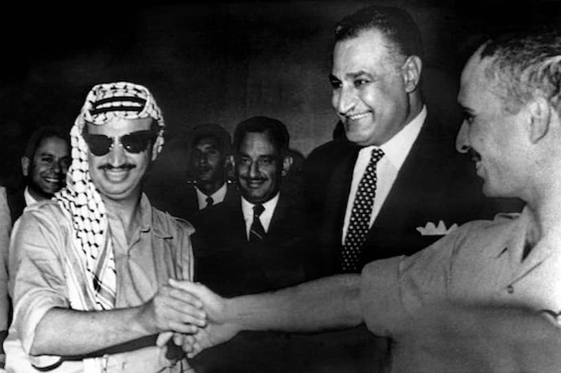 Каир. 27 сентября 1970 года. Подписано мирное соглашение. В присутстви президента Египта Гамаля Абдель Насера глава ООП Ясир Арафат пожимает руку королю Иордании Хусейну
