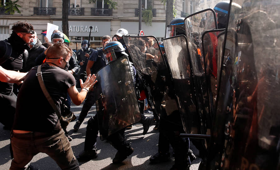 После снятия карантина во Франции возобновились протесты как «желтых жилетов» 