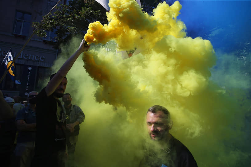 Киев, Украина. Пикет участников «Движения сопротивления капитуляции» возле здания Верховной рады
