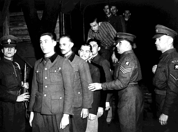 Среди подсудимых на первом в послевоенной Германии судебном процессе по делу нацистских преступников были и те, кто носил форму СС, и те, кто носил концлагерную робу