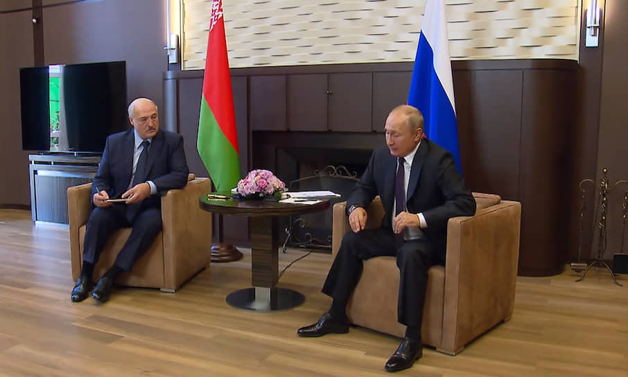 Владимир Путин (справа) в сочинской резиденции Бочаров Ручей встретился с  Александром Лукашенко