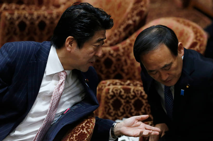 В 2006 году он занял пост министра внутренних дел и коммуникаций в первом кабинете тогдашнего премьер-министра Японии и председателя ЛДП Синдзо Абэ (на фото слева), который был вынужден покинуть пост после череды скандалов в 2007 году. В 2012 году Абэ был повторно утвержден в должности премьер-министра, а  Суга занял пост генерального секретаря кабмина