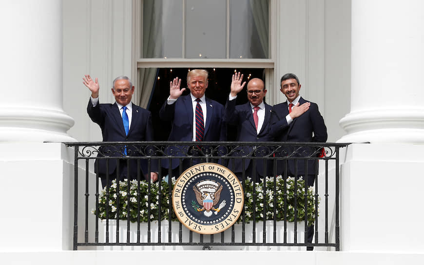 Слева направо: премьер-министр Израиля Биньямин Нетаньяху, президент США Дональд Трамп, министр иностранных дел Бахрейна Абдель Латиф аз-Заяни и министр иностранных дел Объединенных Арабских Эмиратов (ОАЭ) Абдалла бен Зайд Аль Нахайян 