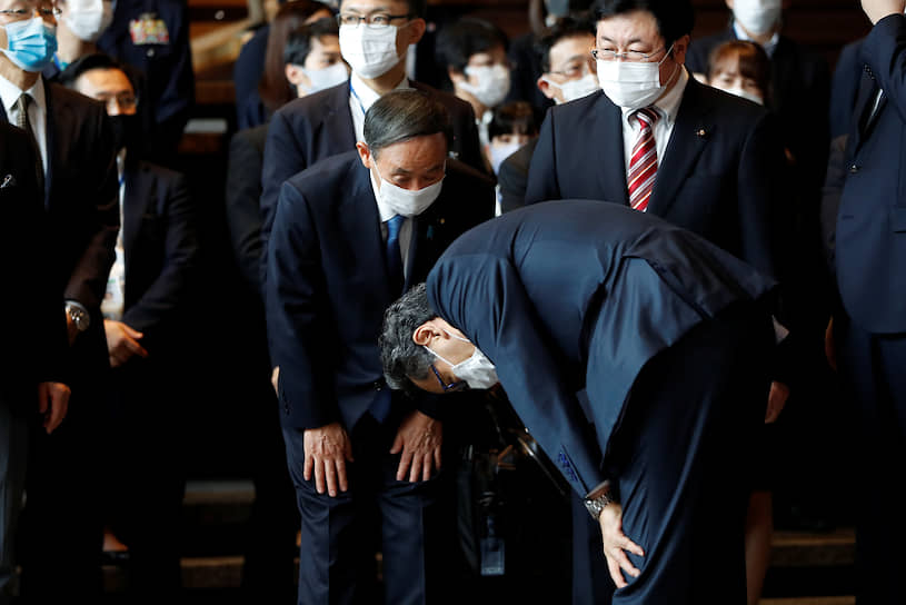Токио, Япония. Церемония встречи нового премьер-министра Ёсихидэ Суги (на фото в центре)