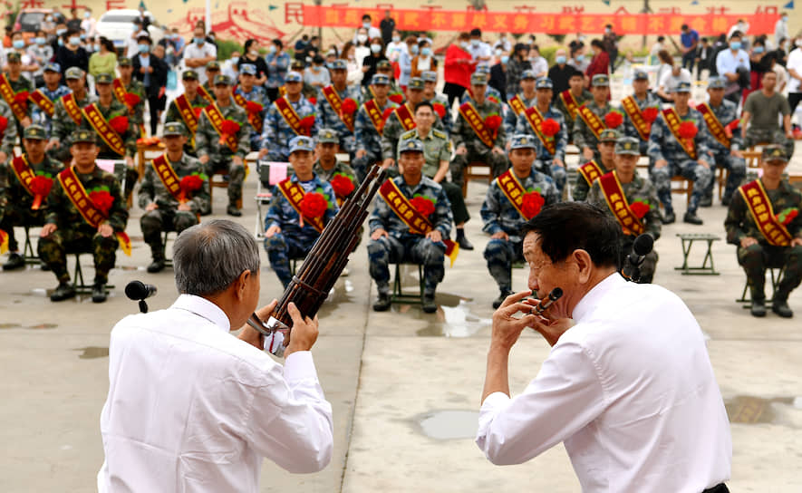 Шицзячжуан, Китай. Музыканты играют для армейских новобранцев 