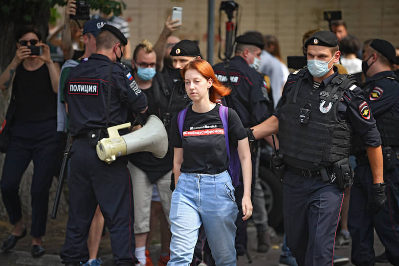 Корреспондент “Ъ” Анна Васильева во время задержания у СИЗО «Лефортово»
