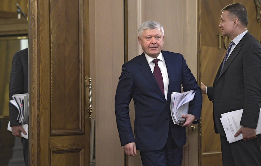 Председатель комитета Госдумы по безопасности и противодействию коррупции Василий Пискарев (слева)