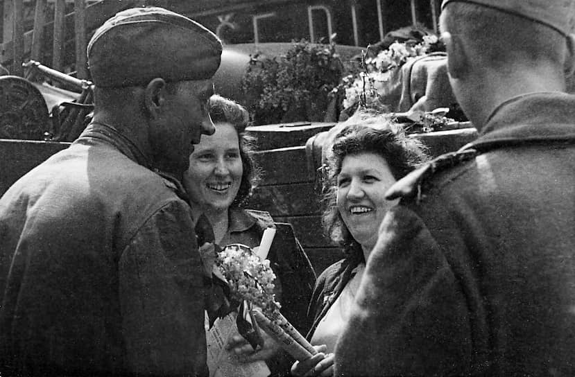 «Они считают, что им простят эти излишества потому, что они герои» (на фото — советские солдаты беседуют с пражанками, май 1945 года)