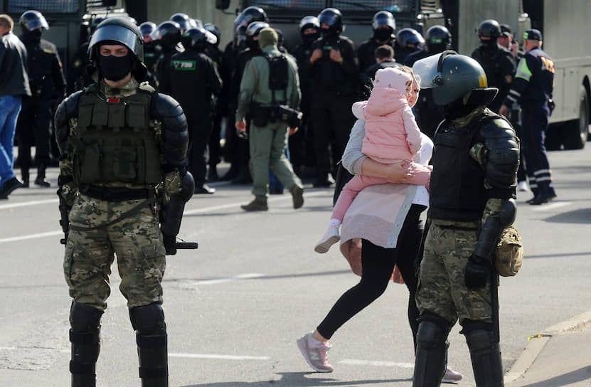 Минск. Сотрудники правоохранительных органов и участники протестной акции «Марш героев»