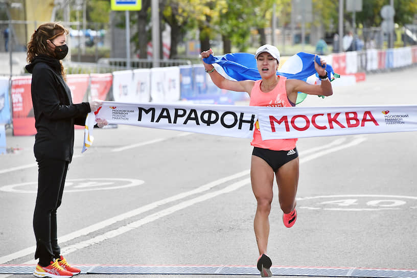 Спортсменка Сардана Трофимова установила новый рекорд Московского марафона: она преодолела дистанцию 42,2 км за 2 часа 28 минут 2 секунды