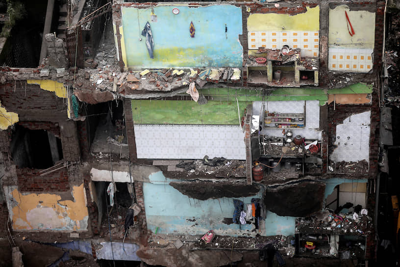 Мумбаи, Индия. Трехэтажный жилой дом на окраине города после обрушения 