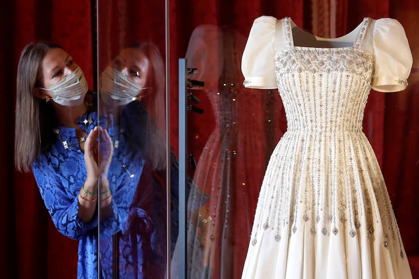 Виндзор, Англия. Свадебное платье внучки британской королевы Елизаветы II принцессы Беатрис, которая вышла замуж за итальянского бизнесмена Эдоардо Мапелли-Моцци 