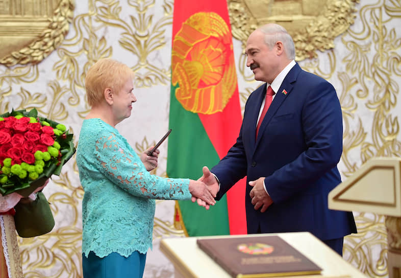 Глава ЦИК Белоруссии Лидия Ермошина и президент Белоруссии Александр Лукашенко во время церемонии инаугурации