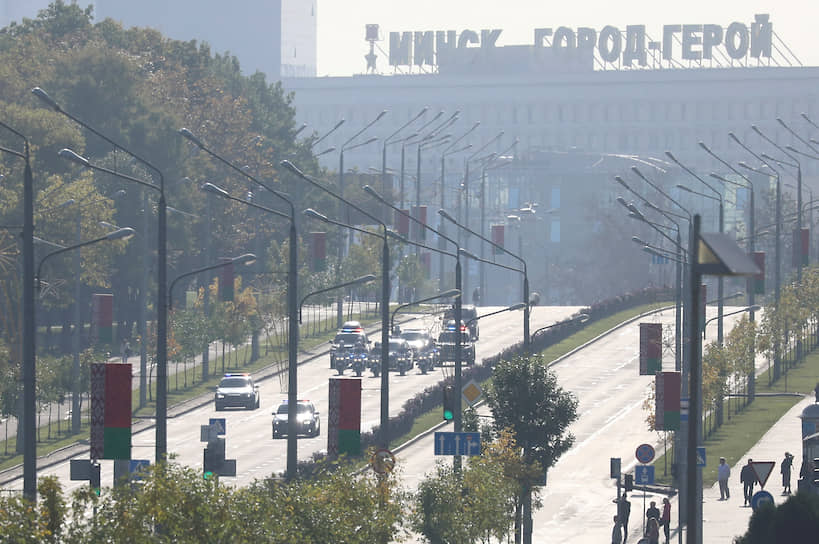 Предположительно президентский кортеж едет по улицам Минска на церемонию инаугурации