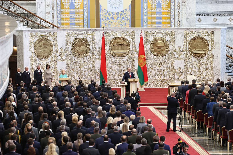 Александр Лукашенко дает присягу в присутствии приглашенных на церемонию