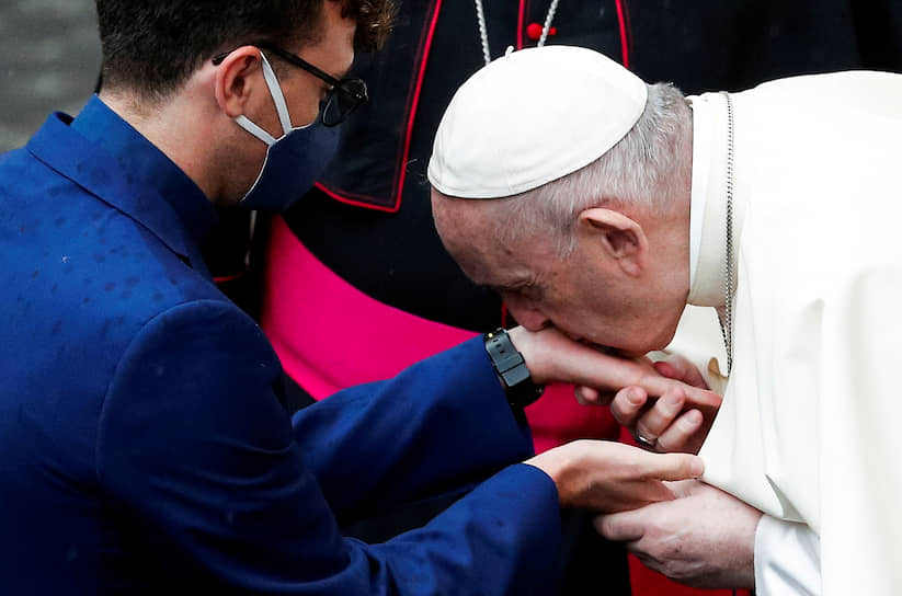 Ватикан. Папа Римский Франциск целует руку верующему во время еженедельной аудиенции