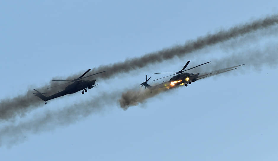 Вертолеты армейской авиации Ми-28Н «Ночной охотник» во время учений