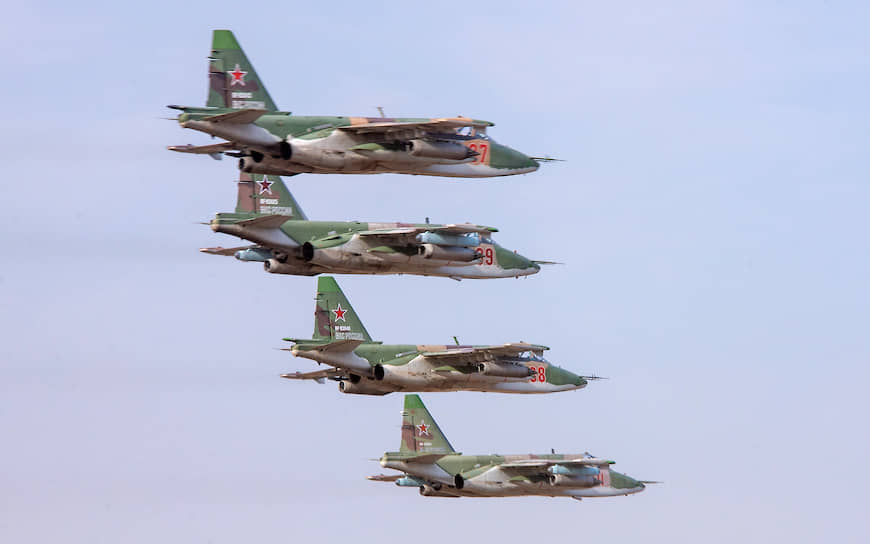 Штурмовики Су-25 во время учений